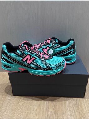 New Balance Women's Turquoise & Pink 740 Athletic Running Shoes